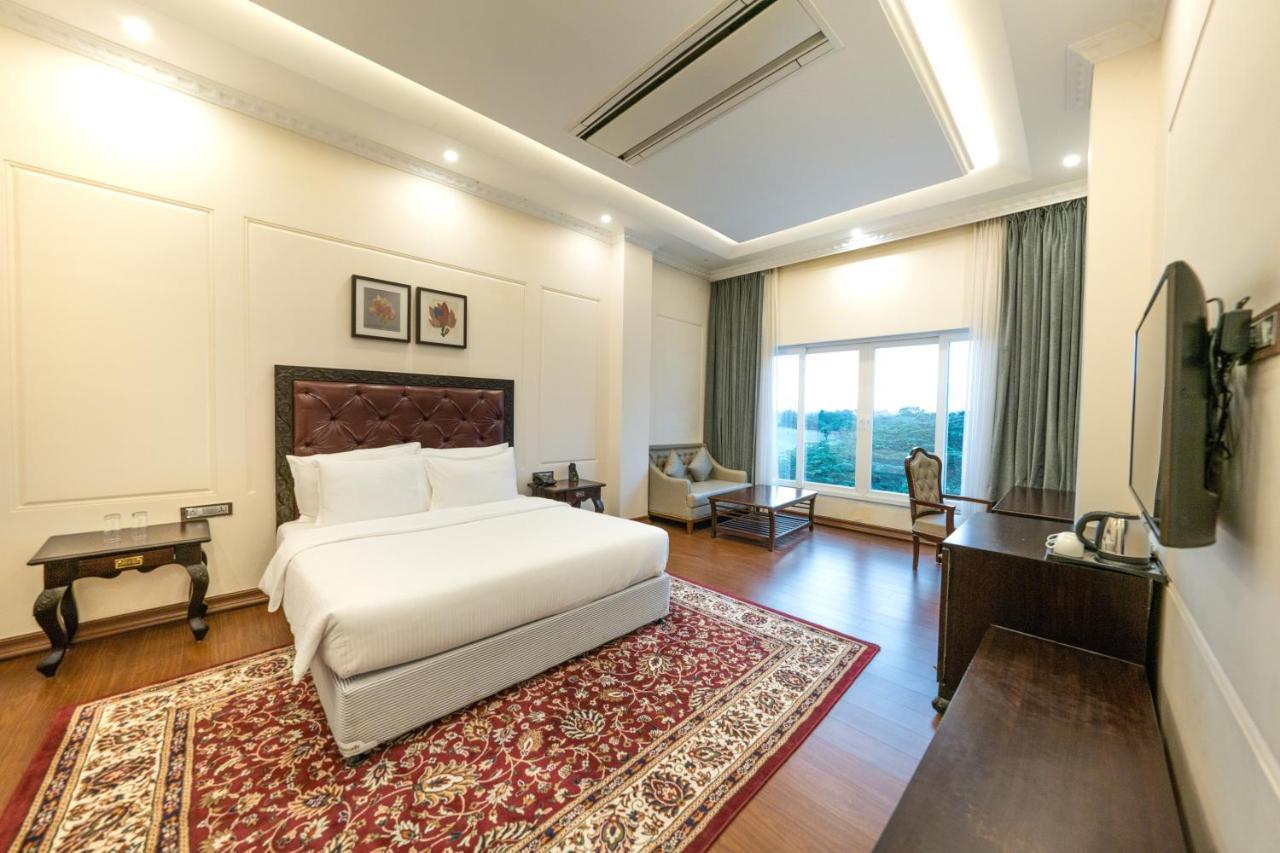 Fairway Golf & Lake Resort Naya Raipur Exterior photo
