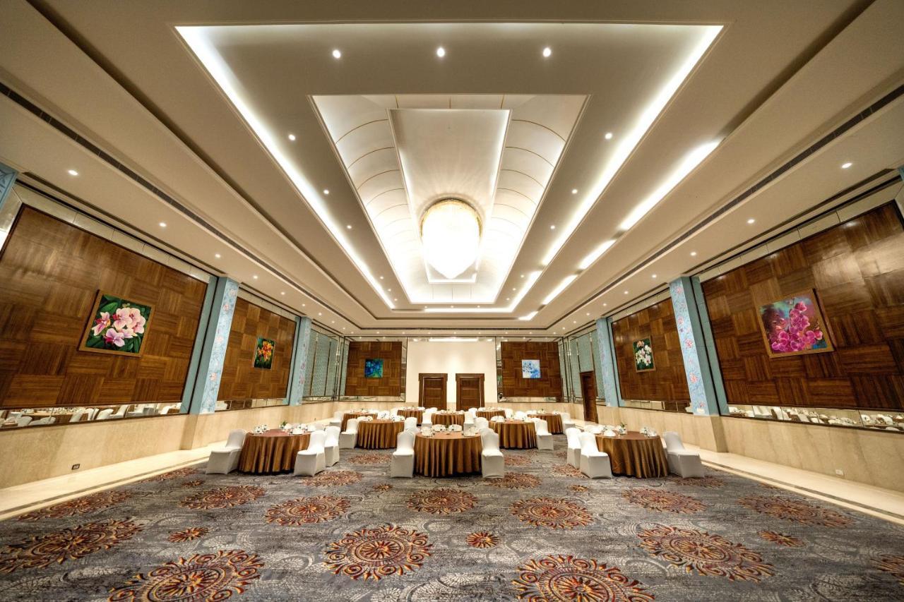 Fairway Golf & Lake Resort Naya Raipur Exterior photo